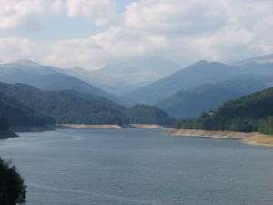 Hidroelectrica a început deversarea controlată a lacului Vidraru